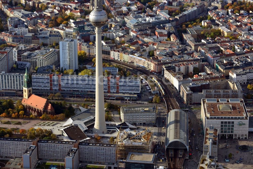 Berlin aus der Vogelperspektive: Berliner Alexanderplatz mit Blick auf die Baustelle des neuen Einkaufszentrum Alea mit Wohnungen am Fernsehturm in Berlin