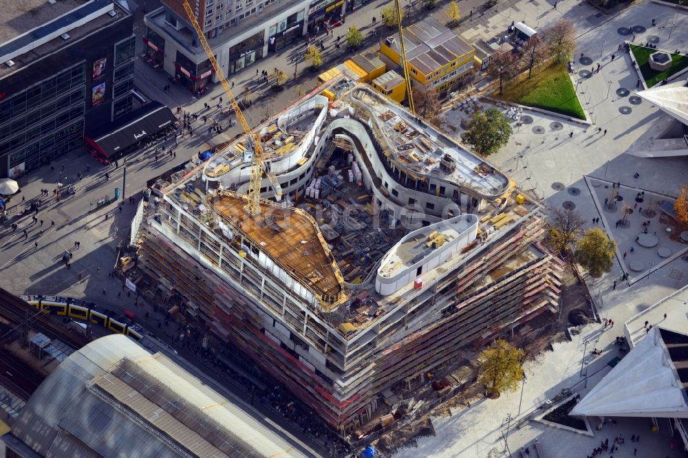 Luftaufnahme Berlin - Berliner Alexanderplatz mit Blick auf die Baustelle des neuen Einkaufszentrum Alea mit Wohnungen am Fernsehturm in Berlin