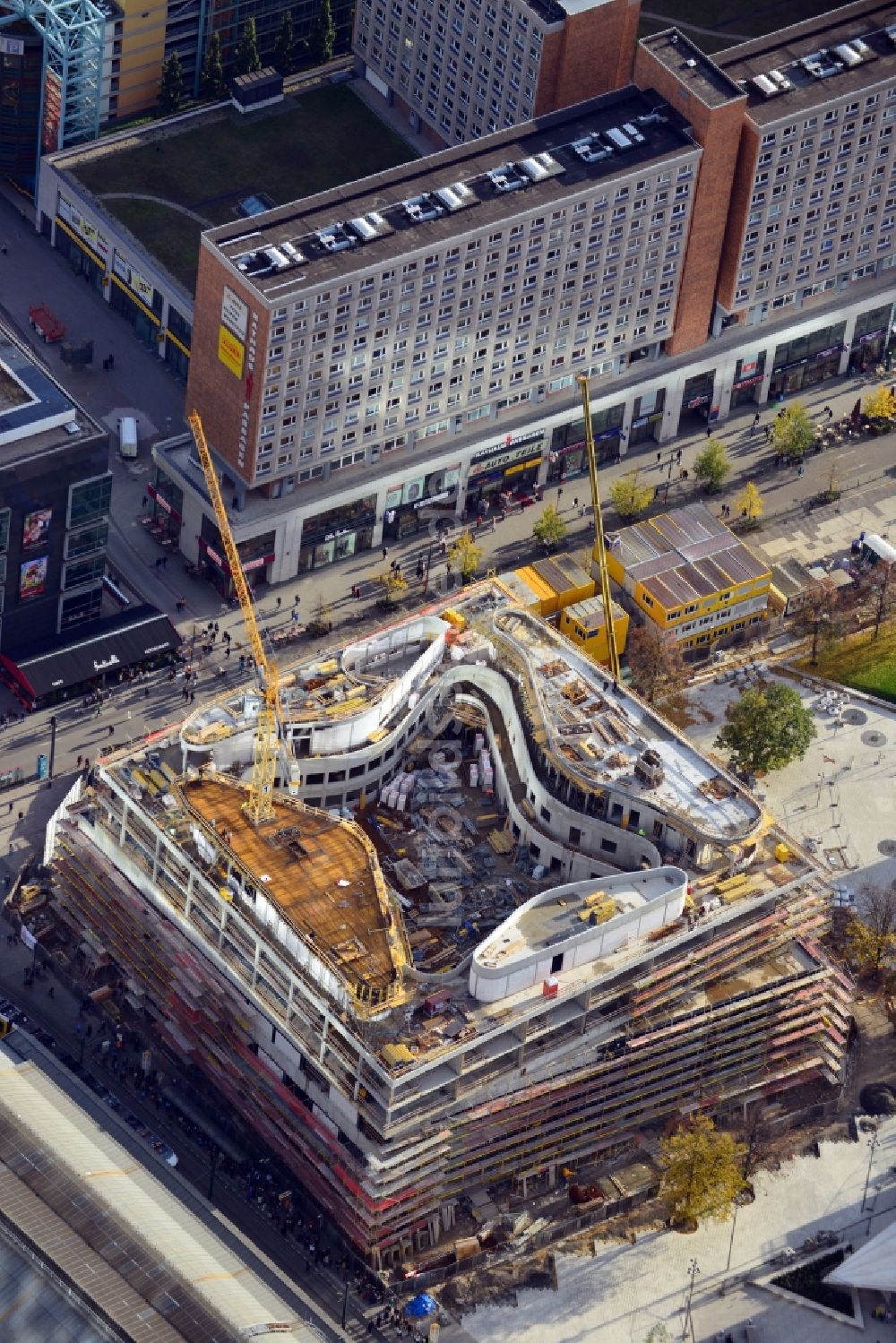 Berlin von oben - Berliner Alexanderplatz mit Blick auf die Baustelle des neuen Einkaufszentrum Alea mit Wohnungen am Fernsehturm in Berlin