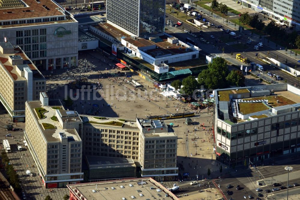 Berlin aus der Vogelperspektive: Berliner Alexanderplatz mit Blick auf das Einkaufszentrum Galeria Kaufhof, den Elektrofachmarkt Saturn und die Berliner Sparkasse in Berlin