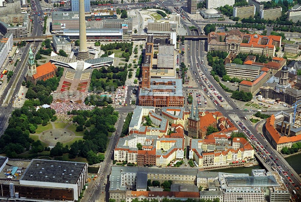 Berlin aus der Vogelperspektive: Berliner Alexanderplatz und Nikolaiviertel in Mitte