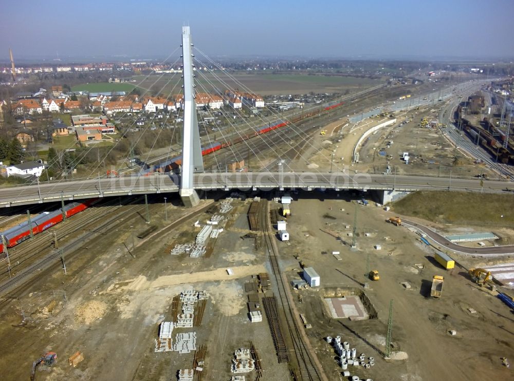 Halle (Saale) von oben - Berliner Brücke in Halle (Saale) im Bundesland Sachsen-Anhalt