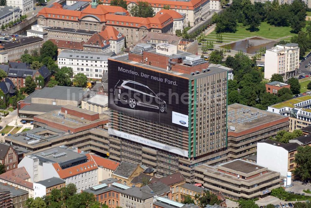 Luftbild Berlin - Berliner Charite in Mitte mit Europas größten Auto-Poster