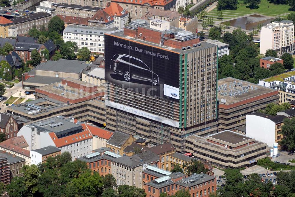 Luftaufnahme Berlin - Berliner Charite in Mitte mit Europas größten Auto-Poster