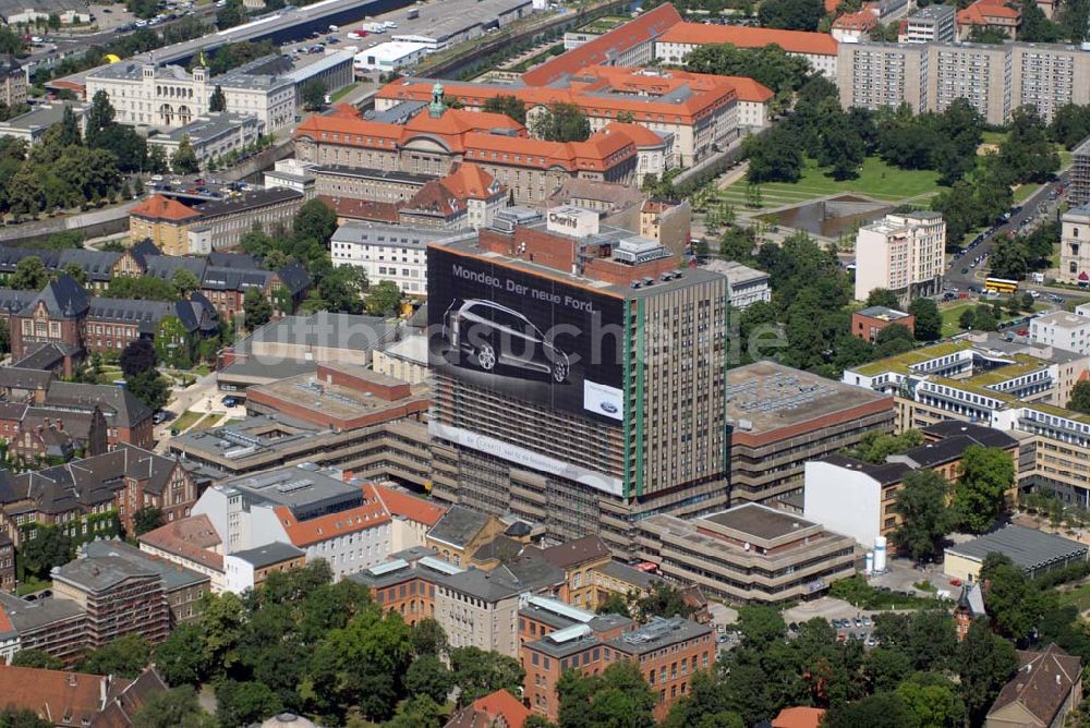 Berlin von oben - Berliner Charite in Mitte mit Europas größten Auto-Poster