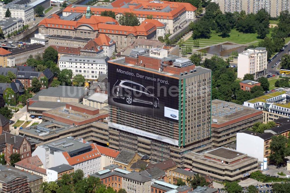 Luftbild Berlin - Berliner Charite in Mitte mit Europas größten Auto-Poster