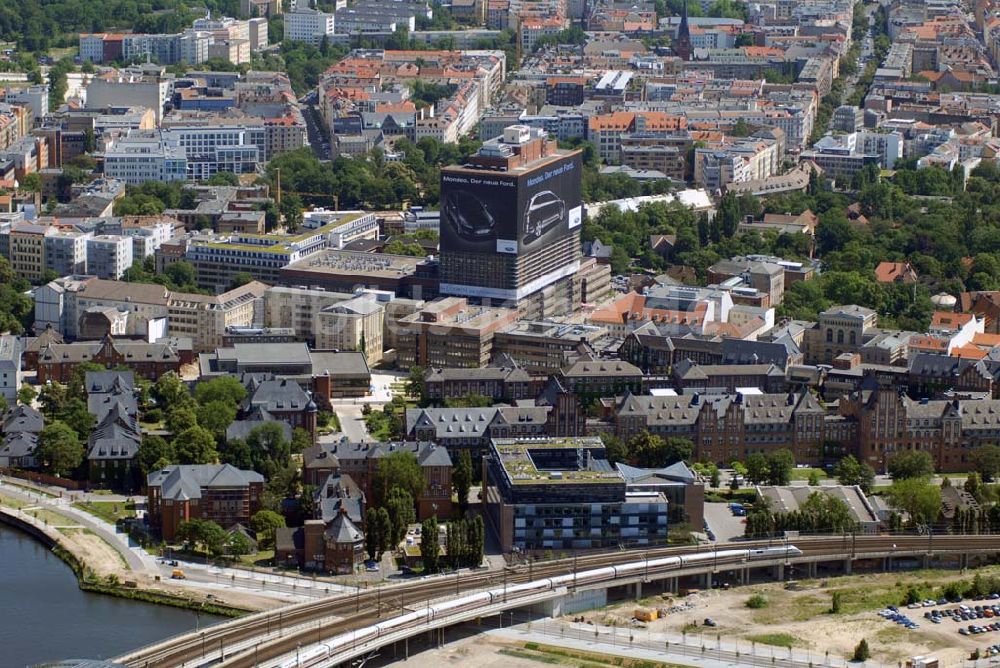 Luftaufnahme Berlin - Berliner Charite in Mitte mit Europas größten Auto-Poster