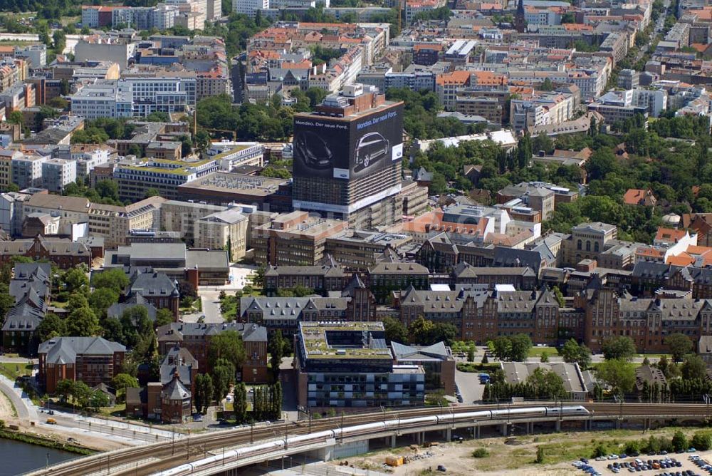 Berlin von oben - Berliner Charite in Mitte mit Europas größten Auto-Poster