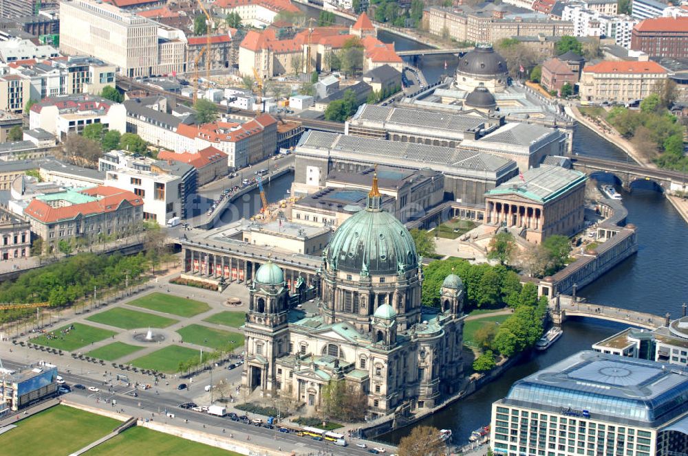 Berlin aus der Vogelperspektive: Berliner Dom und Altes Museum Berlin-Mitte