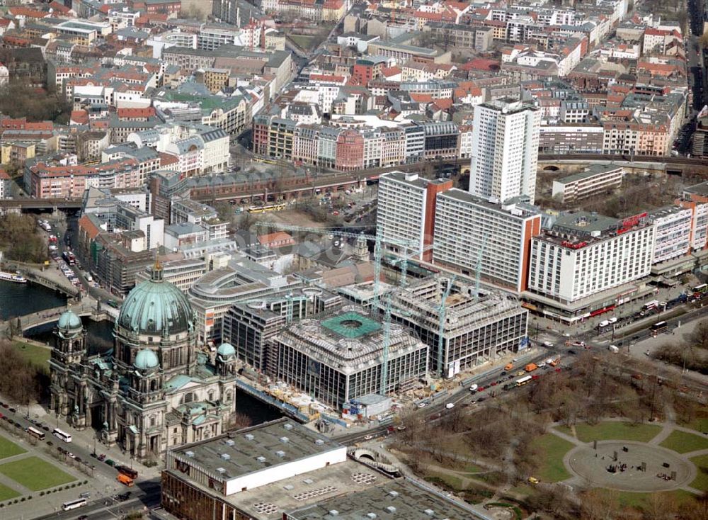 Berlin / Mitte von oben - Berliner Dom und Bau des Domaquaree in Berlin-Mitte.