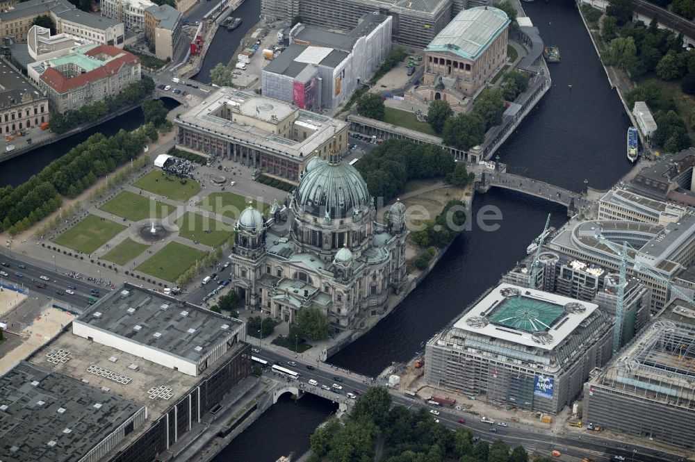 Berlin von oben - Berliner Dom auf der Museumsinsel von Berlin im Bundesland Berlin