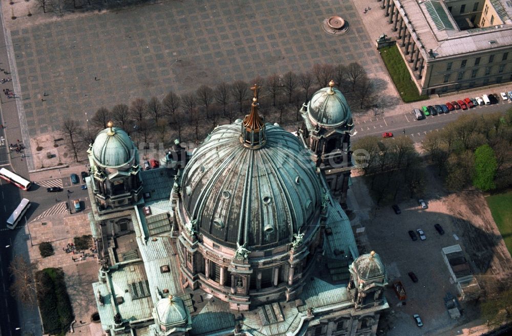 Luftbild Berlin Mitte - Berliner Dom am Ufer der Spree in Berlin - Mitte