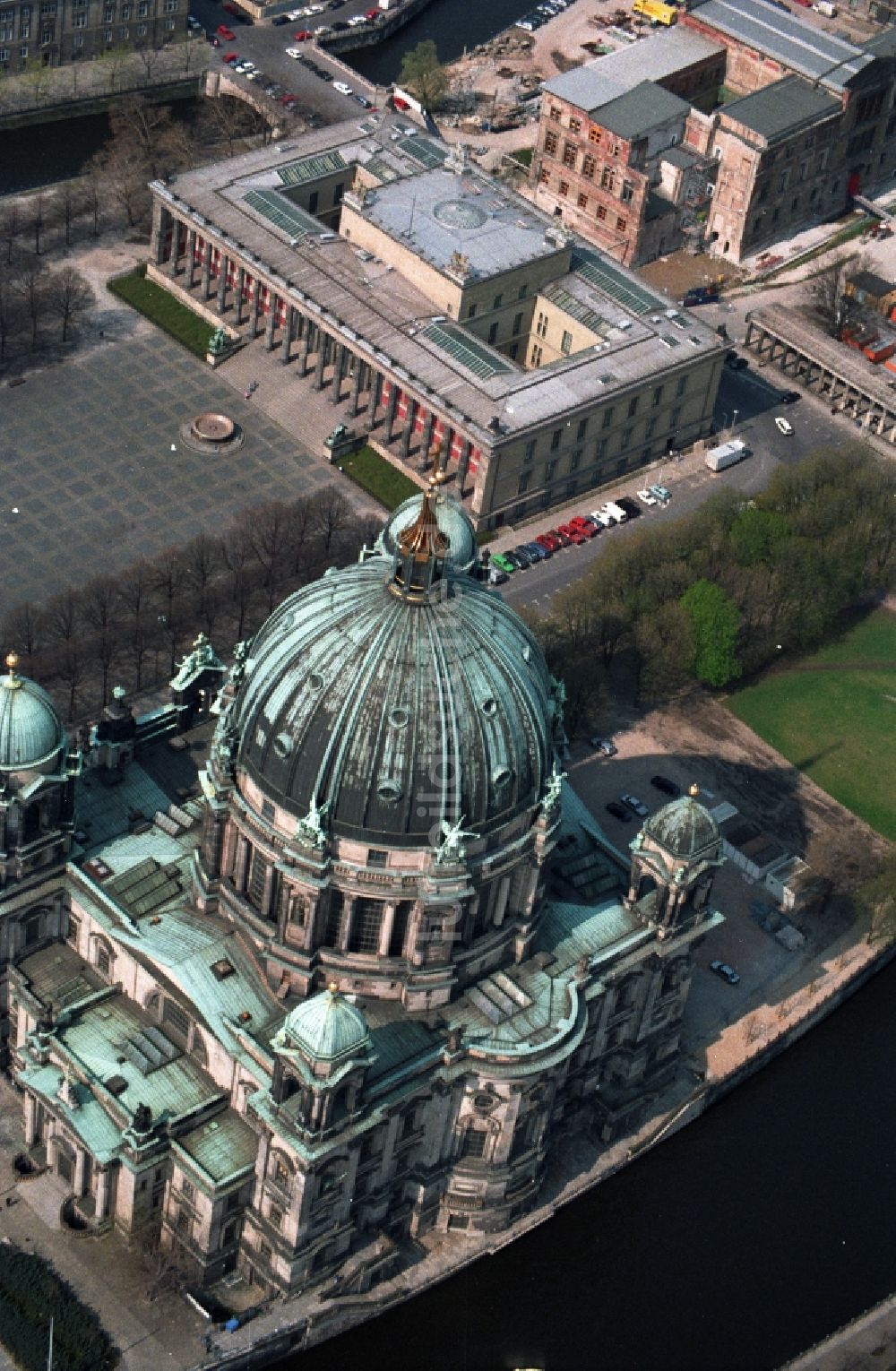 Luftaufnahme Berlin Mitte - Berliner Dom am Ufer der Spree in Berlin - Mitte