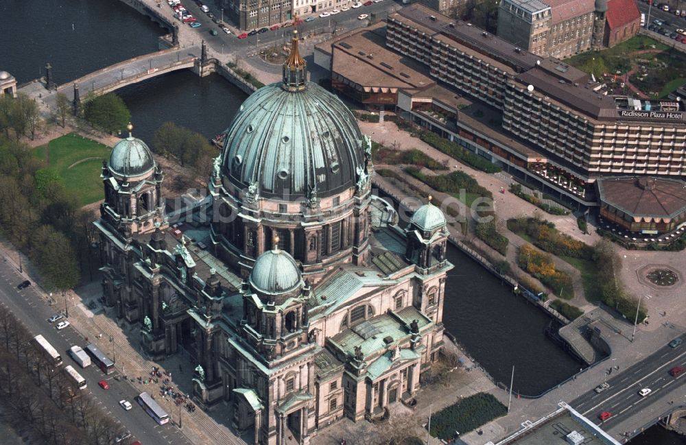 Berlin Mitte von oben - Berliner Dom am Ufer der Spree in Berlin - Mitte