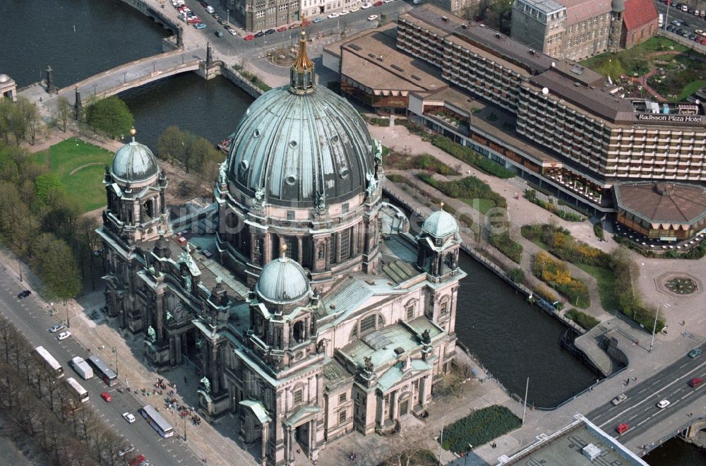 Berlin Mitte aus der Vogelperspektive: Berliner Dom am Ufer der Spree in Berlin - Mitte