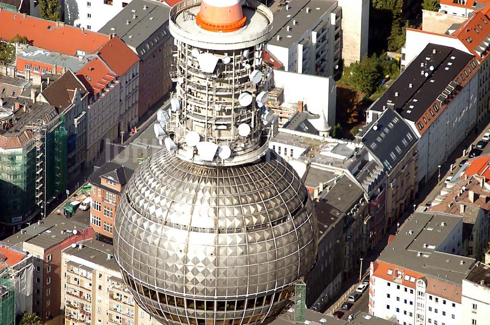 Berlin / Mitte aus der Vogelperspektive: 01.10.2003 Berliner Fernsehturm am Aleaxander Platz, in Berlin - Mitte