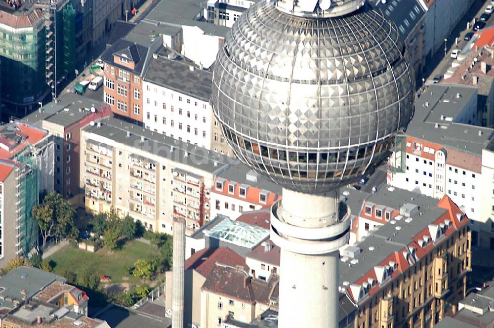 Luftbild Berlin / Mitte - 01.10.2003 Berliner Fernsehturm am Aleaxander Platz, in Berlin - Mitte