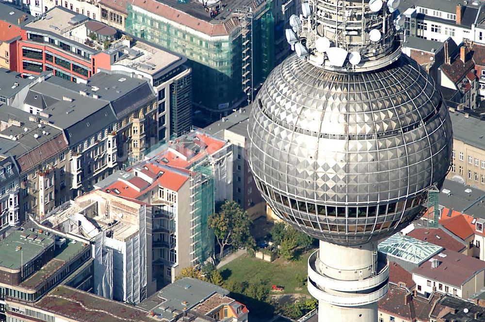 Berlin / Mitte von oben - 01.10.2003 Berliner Fernsehturm am Aleaxander Platz, in Berlin - Mitte