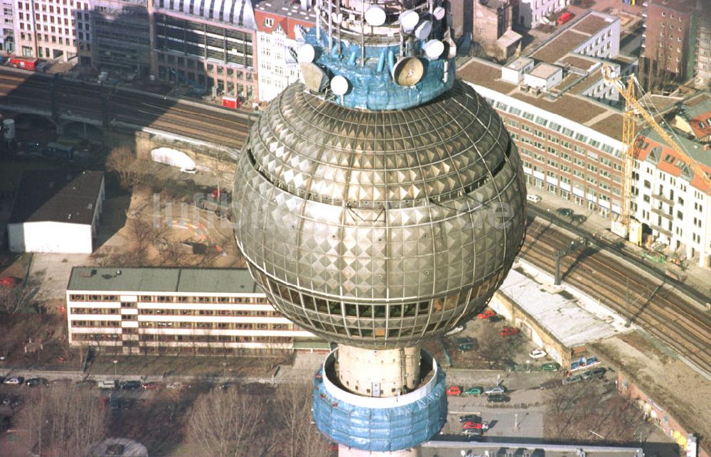 Berlin von oben - Berliner Fernsehturm am Alex.