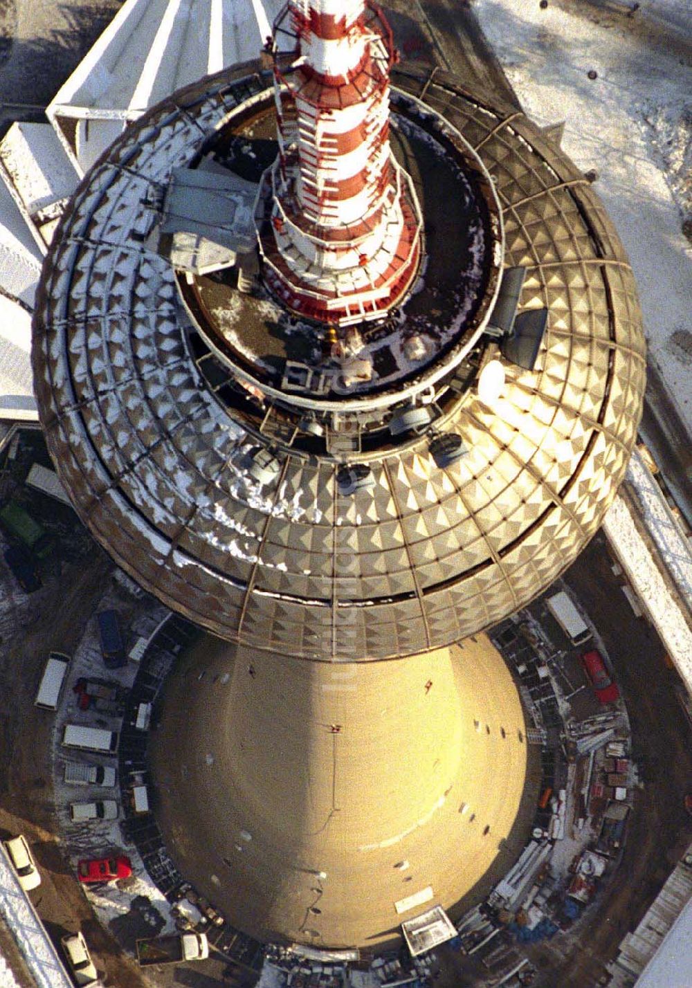 Berlin aus der Vogelperspektive: Berliner Fernsehturm am Alex im Winter.