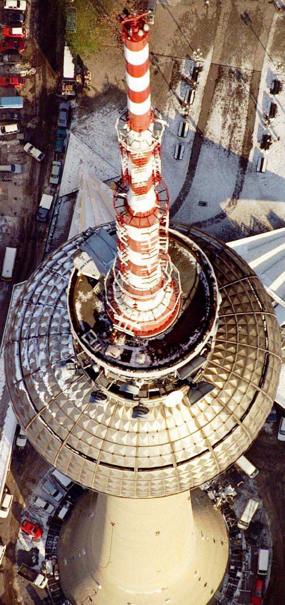 Berlin von oben - Berliner Fernsehturm am Alex im Winter.