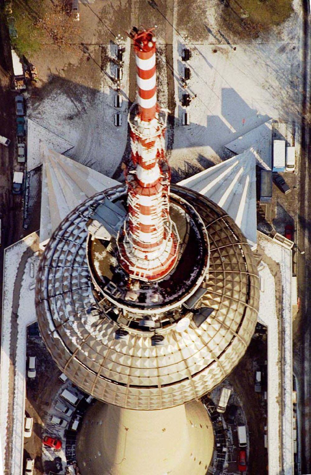 Berlin aus der Vogelperspektive: Berliner Fernsehturm am Alex im Winter.