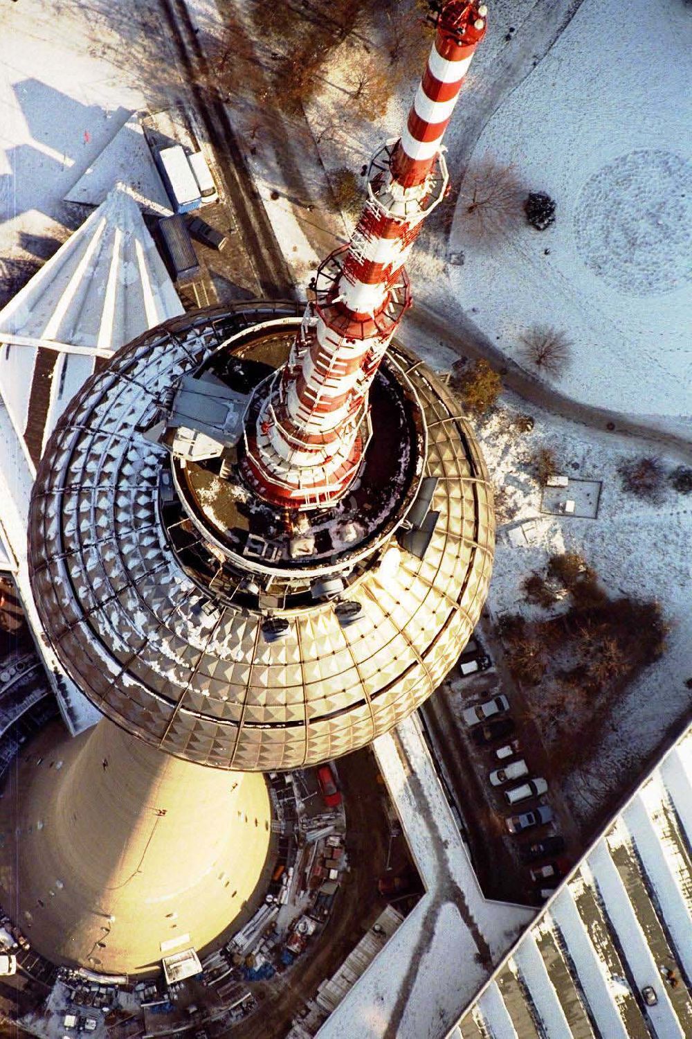 Luftaufnahme Berlin - Berliner Fernsehturm am Alex im Winter.