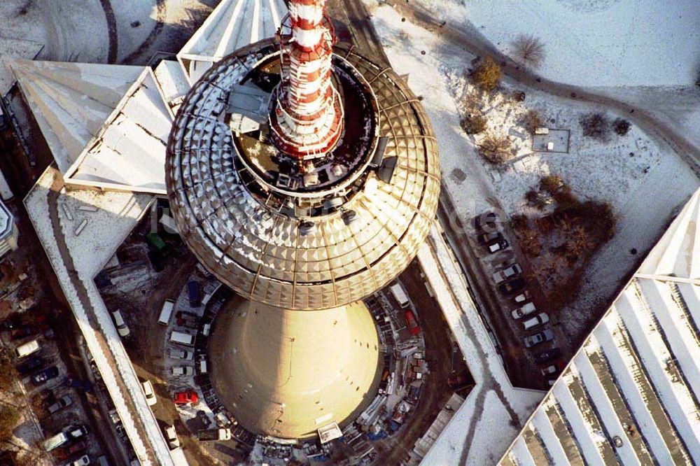 Berlin aus der Vogelperspektive: Berliner Fernsehturm am Alex im Winter.