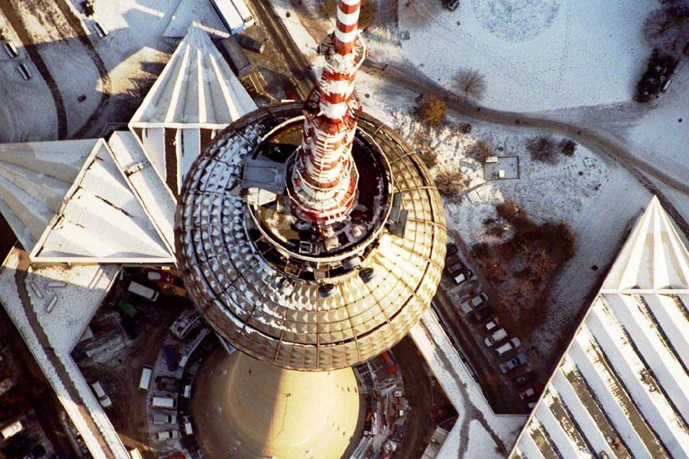 Luftbild Berlin - Berliner Fernsehturm am Alex im Winter.