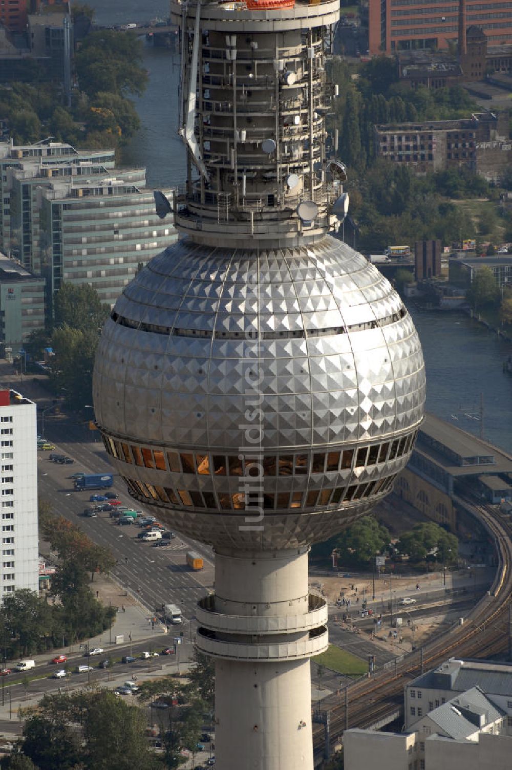 Luftaufnahme Berlin - Berliner Fernsehturm am Alexanderplatz