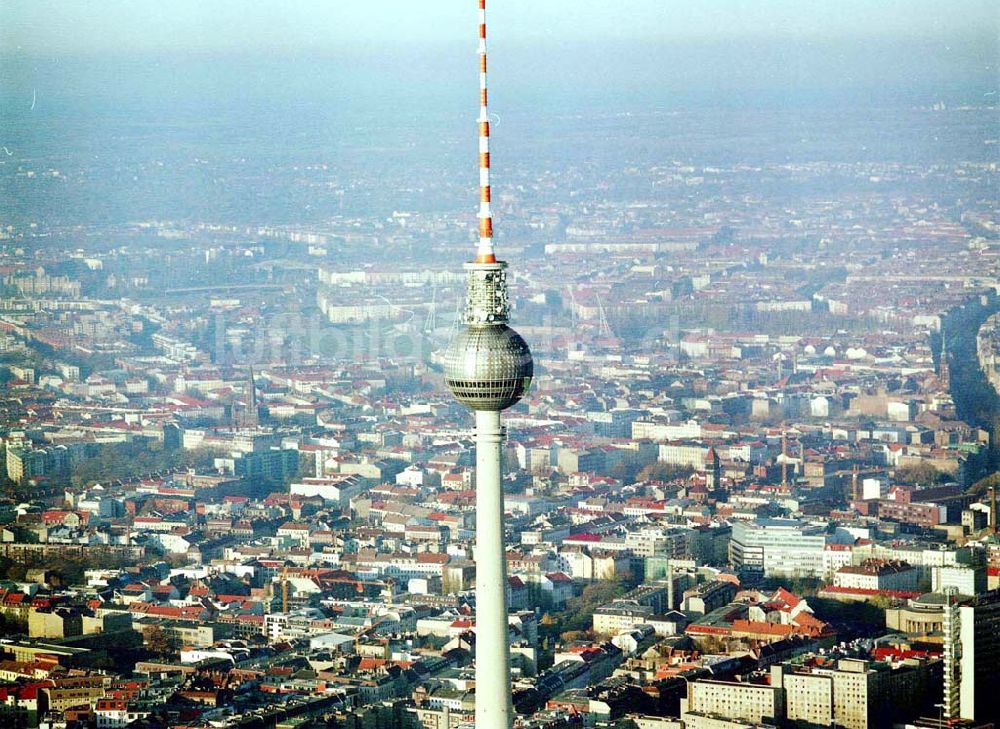 Luftaufnahme Berlin - Berliner Fernsehturm in Berlin - Mitte.