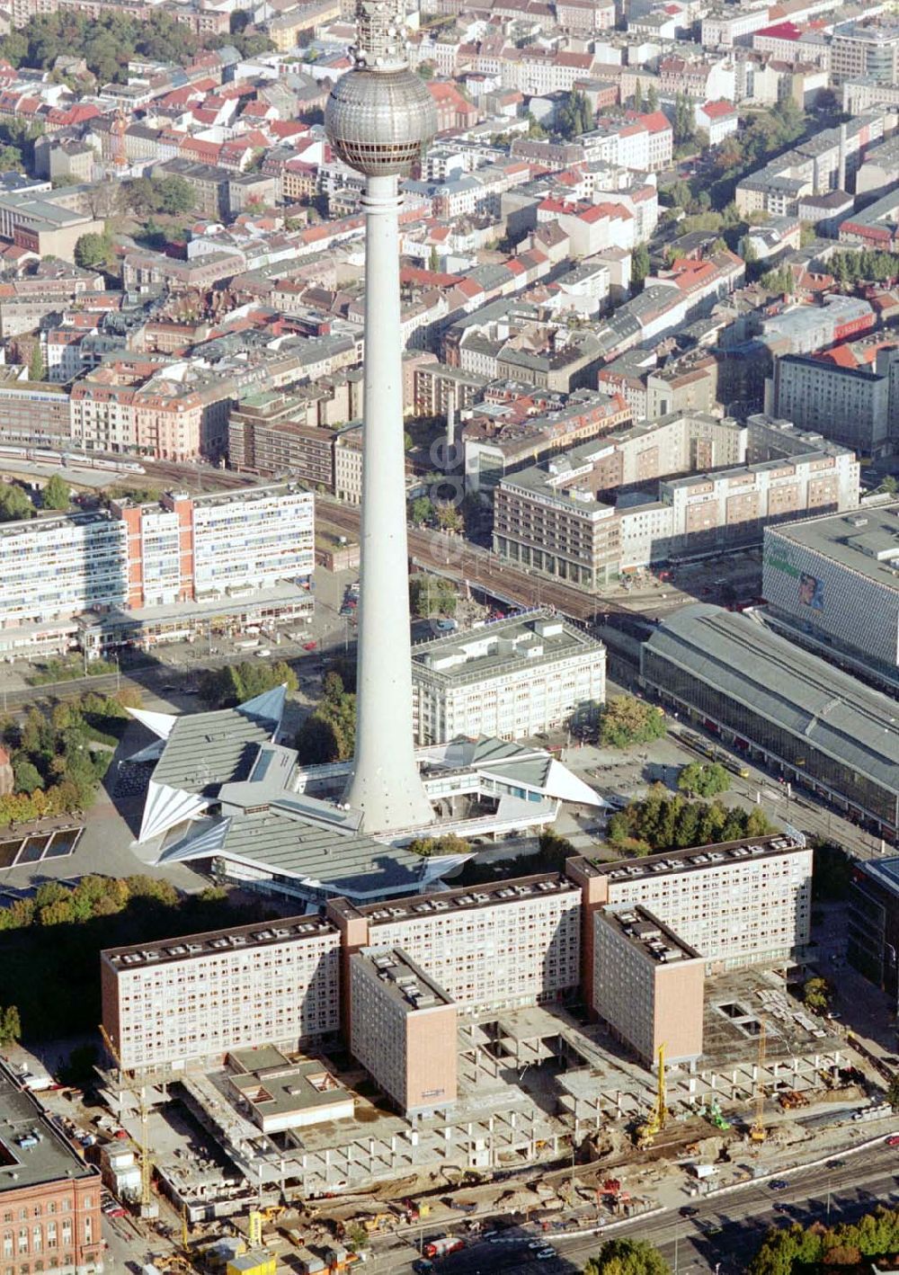 Luftbild Berlin - Berliner Fernsehturm in Berlin - Mitte.