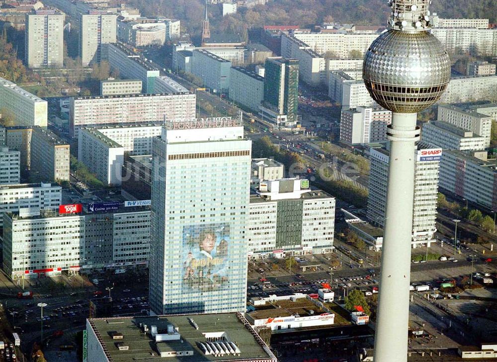 Luftaufnahme Berlin - Berliner Fernsehturm und das FORUM - Hotel in Berlin - Mitte.