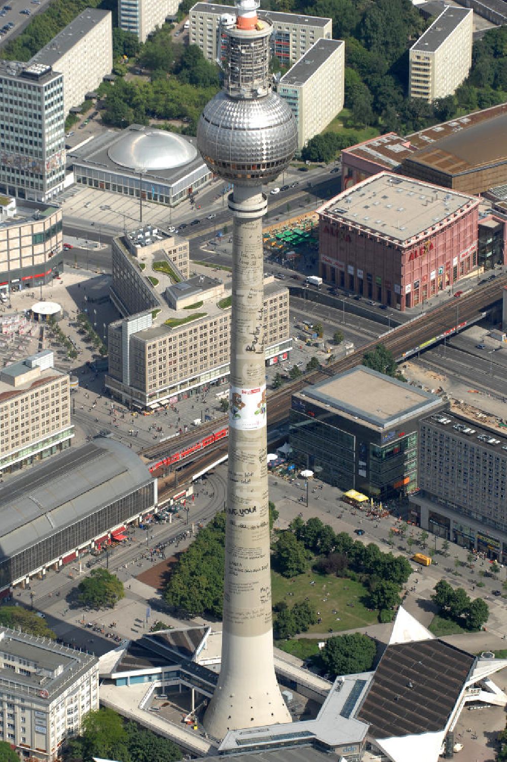 Luftbild Berlin - Berliner Fernsehturm mit Liebesbotschaften