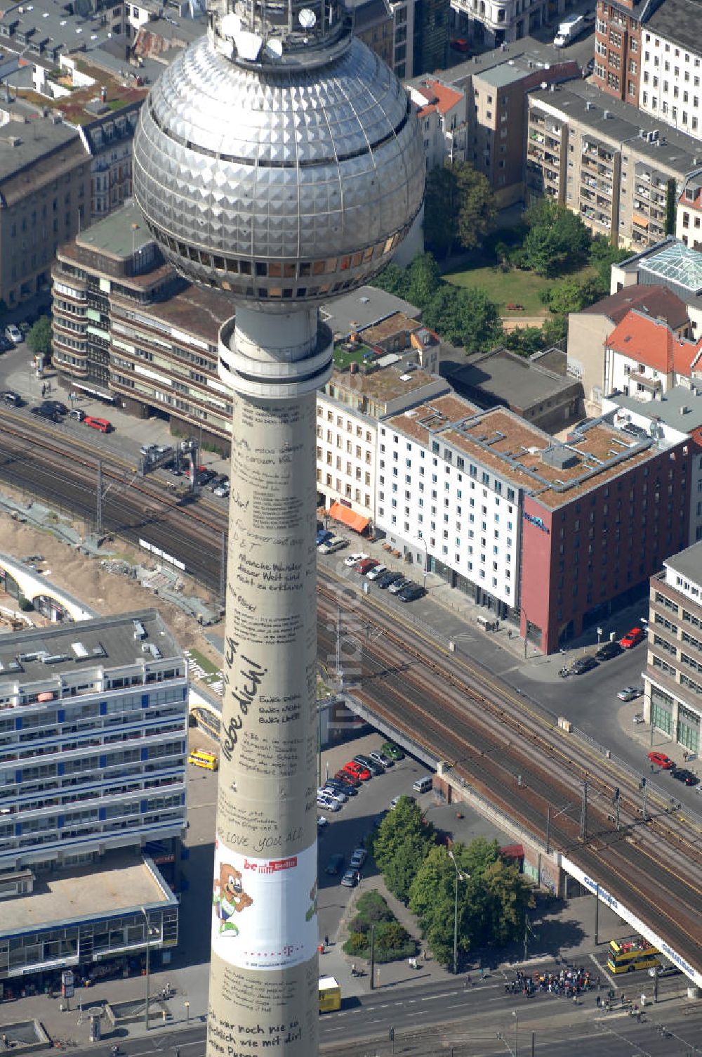 Luftaufnahme Berlin - Berliner Fernsehturm mit Liebesbotschaften