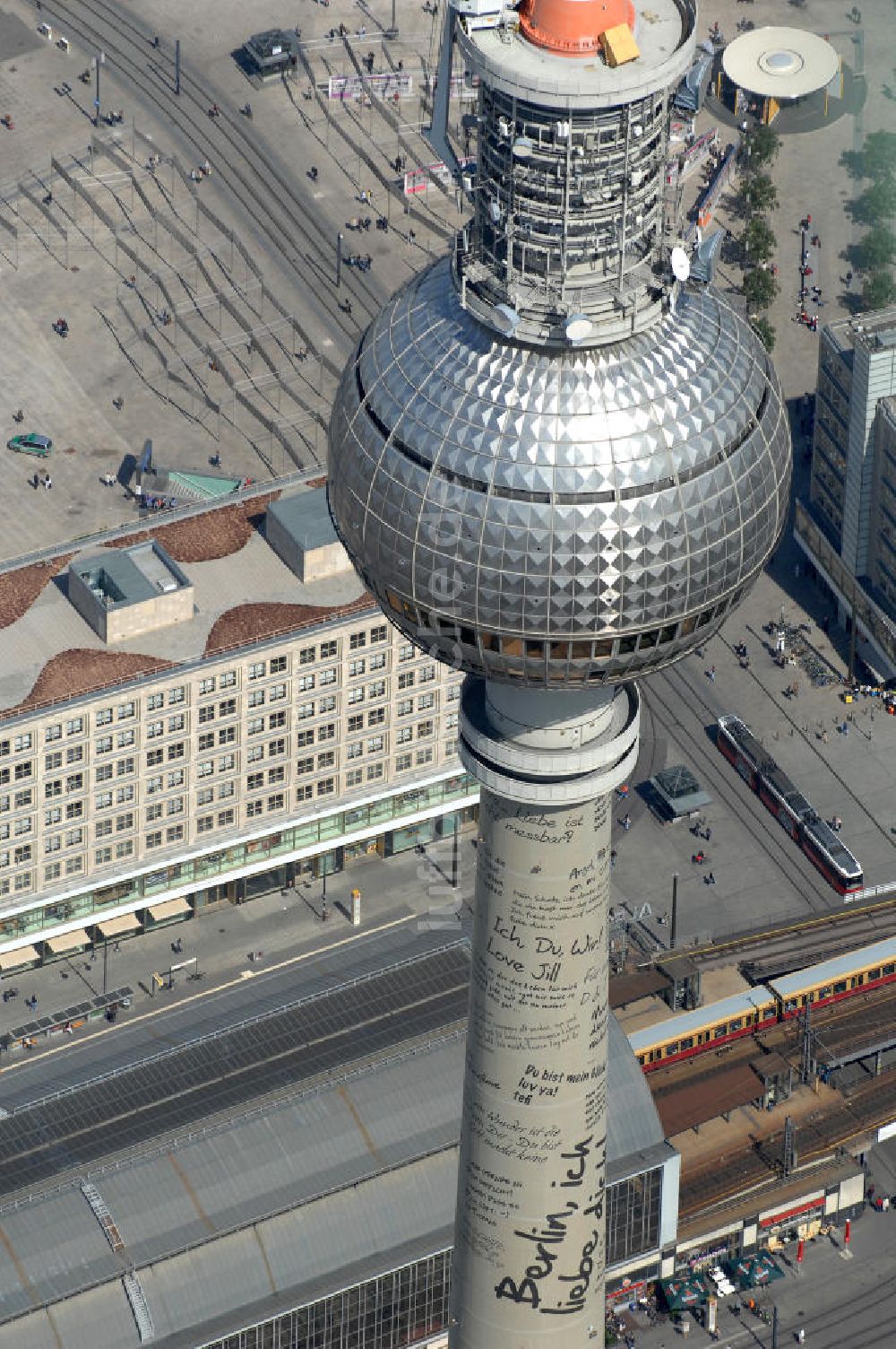 Berlin von oben - Berliner Fernsehturm mit Liebesbotschaften