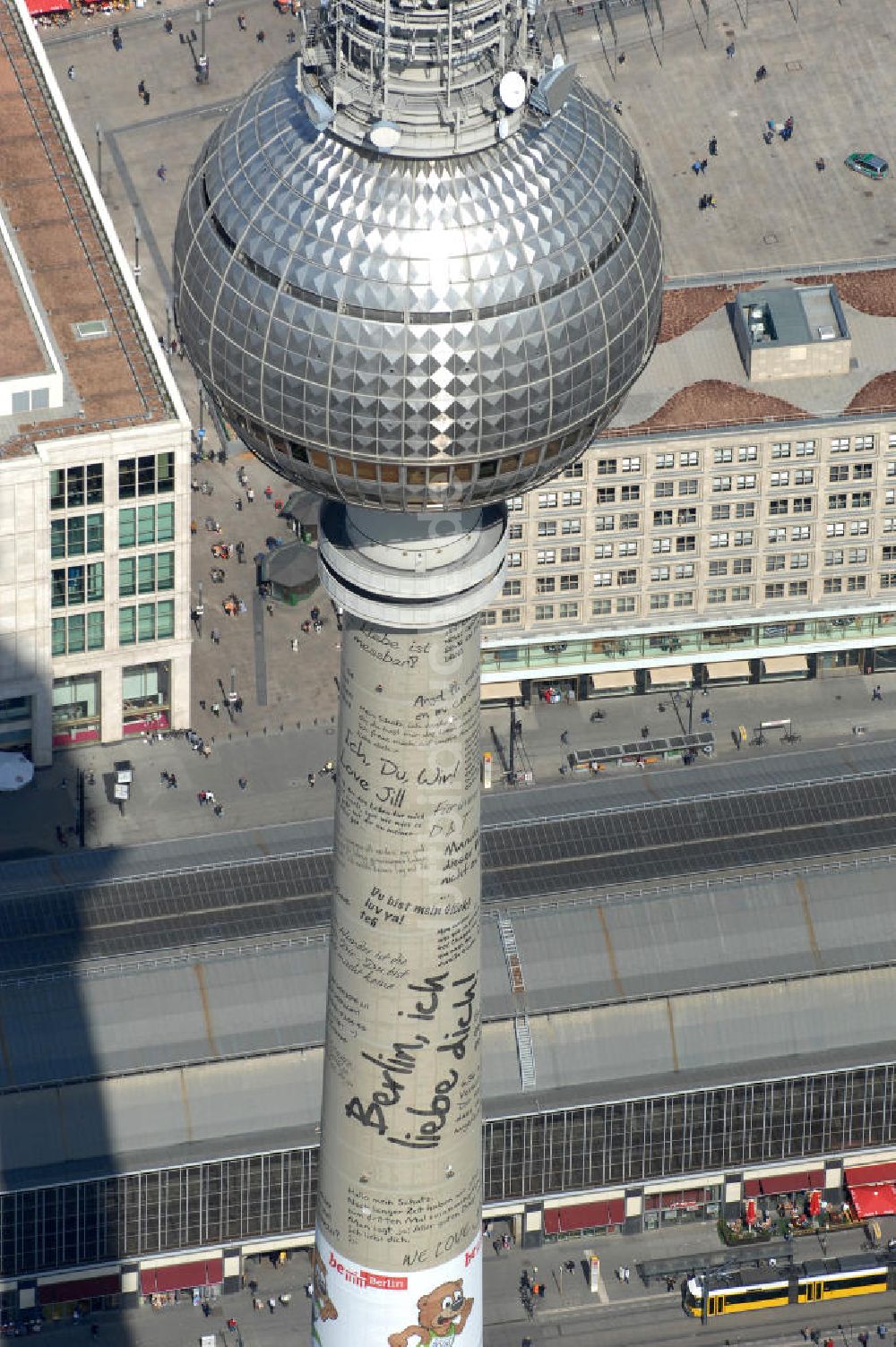 Berlin aus der Vogelperspektive: Berliner Fernsehturm mit Liebesbotschaften