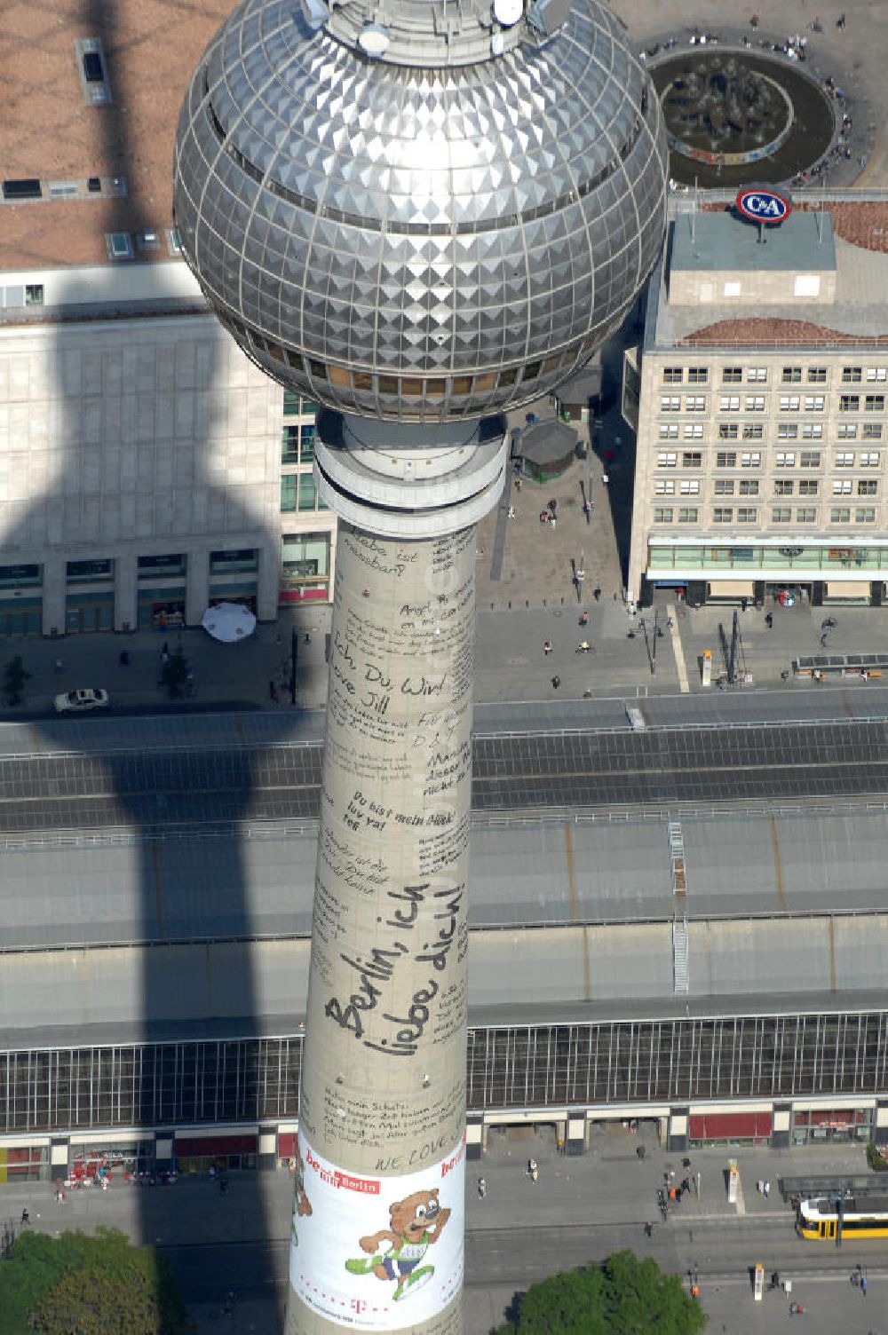 Luftbild Berlin - Berliner Fernsehturm mit Liebesbotschaften