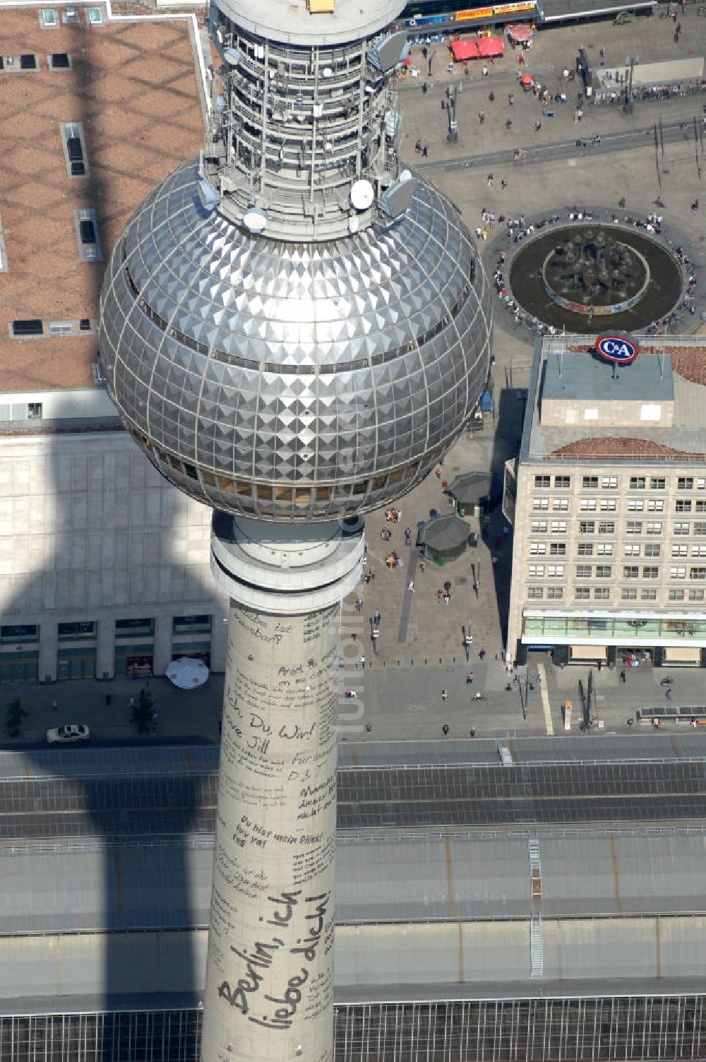 Luftaufnahme Berlin - Berliner Fernsehturm mit Liebesbotschaften