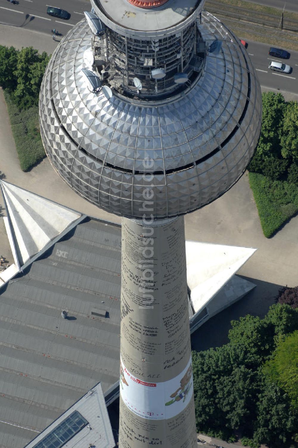 Luftaufnahme Berlin - Berliner Fernsehturm mit Liebesbotschaften