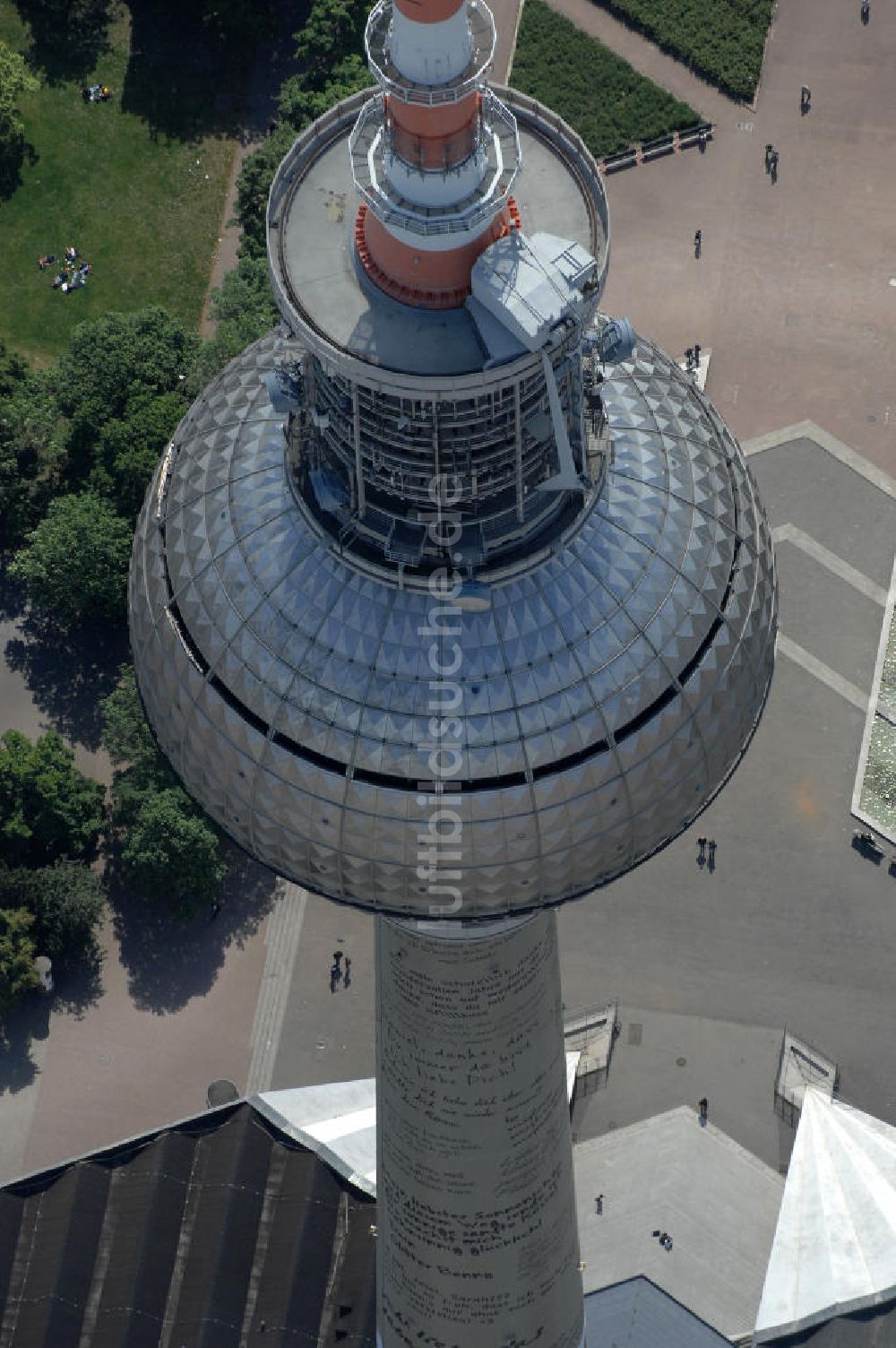 Berlin aus der Vogelperspektive: Berliner Fernsehturm mit Liebesbotschaften