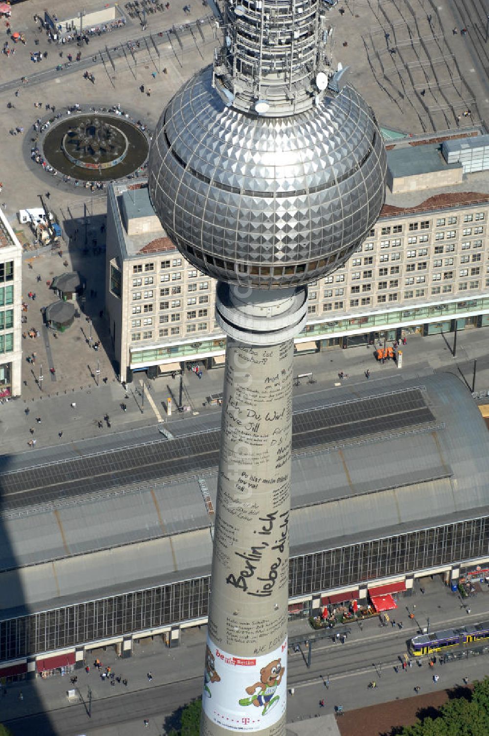 Luftbild Berlin - Berliner Fernsehturm mit Liebesbotschaften