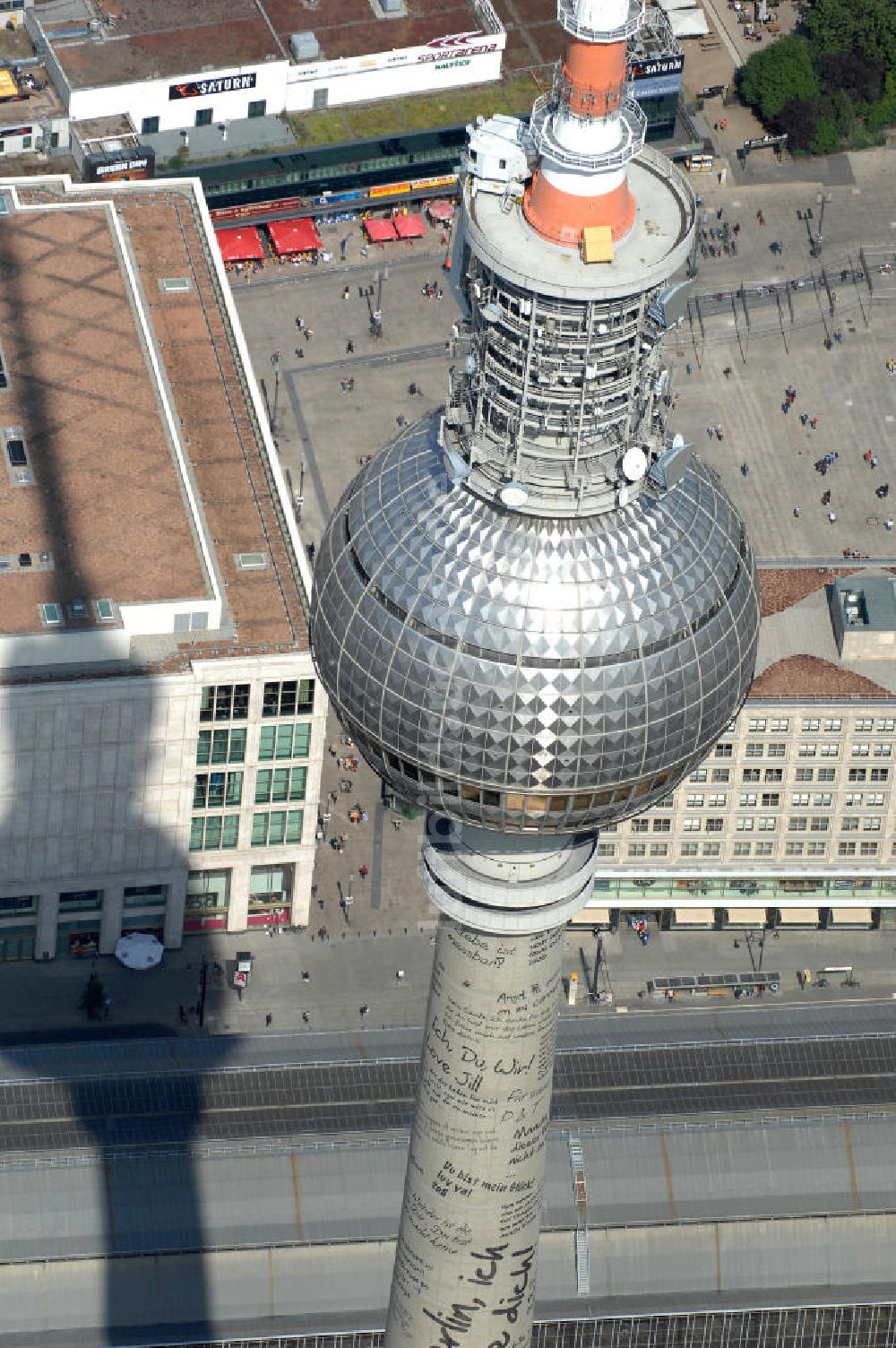 Luftaufnahme Berlin - Berliner Fernsehturm mit Liebesbotschaften