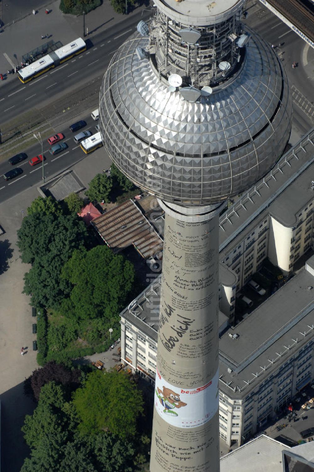 Berlin aus der Vogelperspektive: Berliner Fernsehturm mit Liebesbotschaften