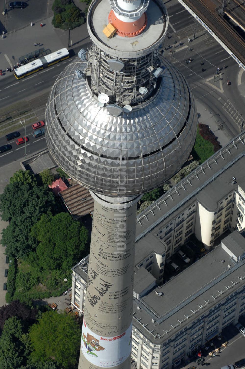 Luftbild Berlin - Berliner Fernsehturm mit Liebesbotschaften