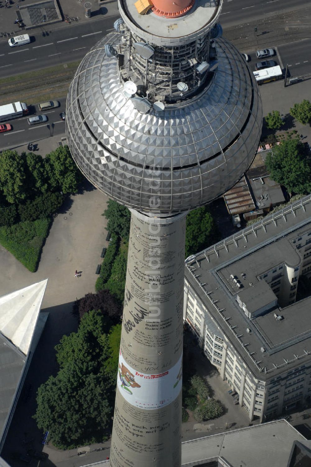 Luftaufnahme Berlin - Berliner Fernsehturm mit Liebesbotschaften