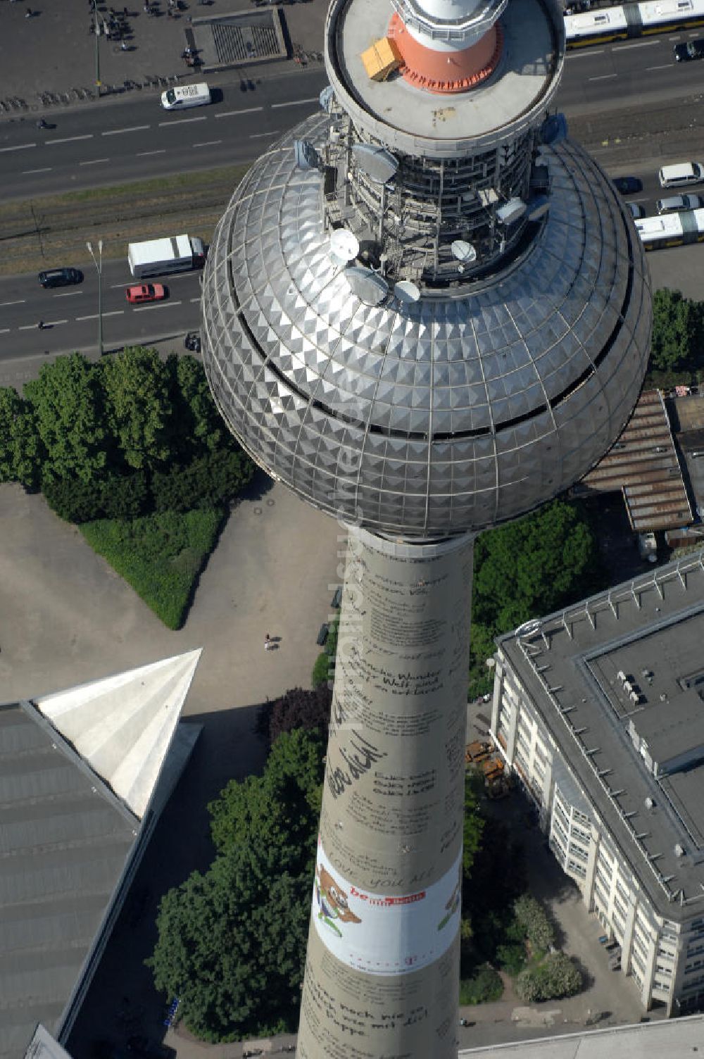 Berlin von oben - Berliner Fernsehturm mit Liebesbotschaften