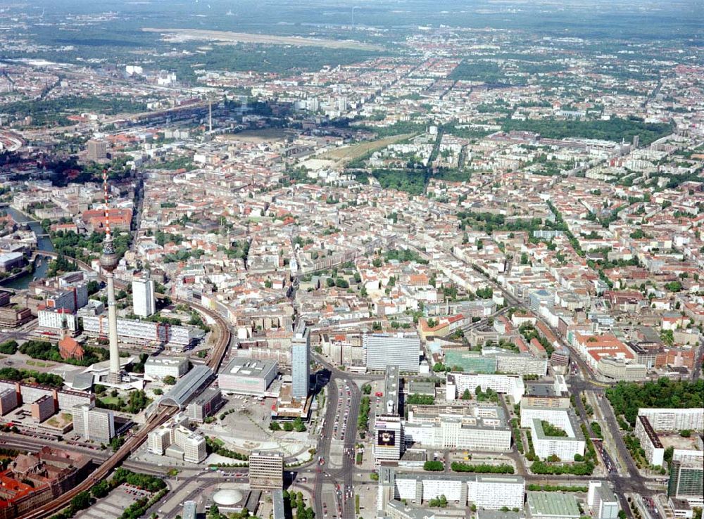 Luftbild Berlin - Berliner Fernsehturm im Stadtzentrum von Berlin-Mitte.