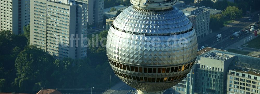 Luftbild Berlin - Berliner Fernsehturm im Stadtzentrum Ost der Bundes- Hauptstadt Berlin