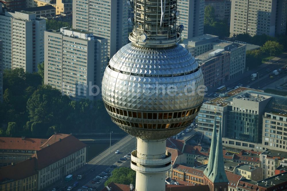 Luftaufnahme Berlin - Berliner Fernsehturm im Stadtzentrum Ost der Bundes- Hauptstadt Berlin